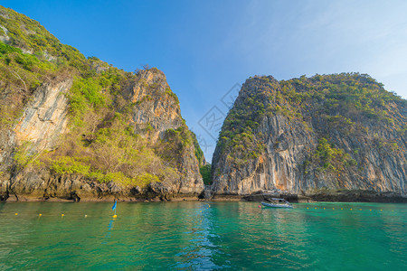 在PhiPhi玛雅海滩有蓝色绿宝石海水普吉岛夏季在Phuket岛游假旅行泰国安达曼海蓝色天空的旅游景点自然观图片