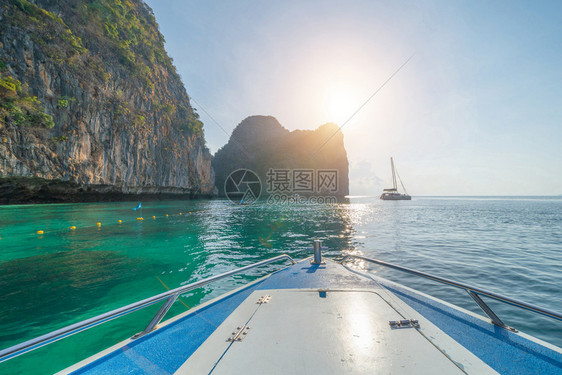 在PhiPhi玛雅海滩有蓝色绿宝石海水普吉岛夏季在Phuket岛游假旅行泰国安达曼海蓝色天空的旅游景点自然观图片