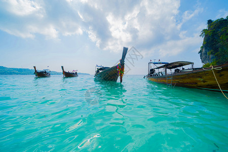 在PhiPhi玛雅海滩有蓝色绿宝石海水普吉岛夏季在Phuket岛游假旅行泰国安达曼海蓝色天空的旅游景点自然观图片