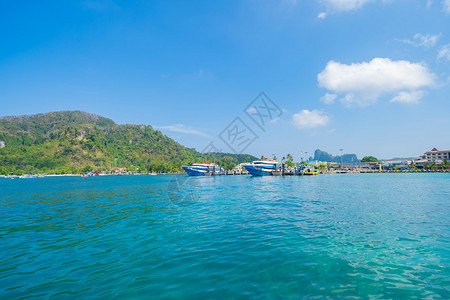 在PhiPhi玛雅海滩有蓝色绿宝石海水普吉岛夏季在Phuket岛游假旅行泰国安达曼海蓝色天空的旅游景点自然观图片