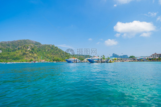 在PhiPhi玛雅海滩有蓝色绿宝石海水普吉岛夏季在Phuket岛游假旅行泰国安达曼海蓝色天空的旅游景点自然观图片