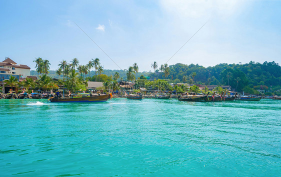 在PhiPhi玛雅海滩有蓝色绿宝石海水普吉岛夏季在Phuket岛游假旅行泰国安达曼海蓝色天空的旅游景点自然观图片