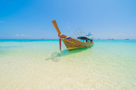 在PhiPhi玛雅海滩有蓝色绿宝石海水普吉岛夏季在Phuket岛游假旅行泰国安达曼海蓝色天空的旅游景点自然观图片