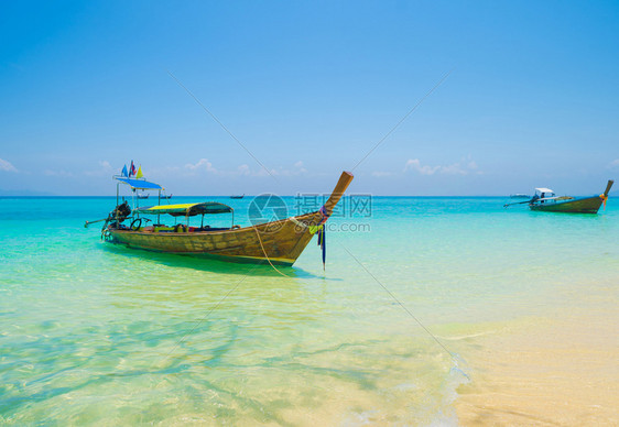 在PhiPhi玛雅海滩有蓝色绿宝石海水普吉岛夏季在Phuket岛游假旅行泰国安达曼海蓝色天空的旅游景点自然观图片