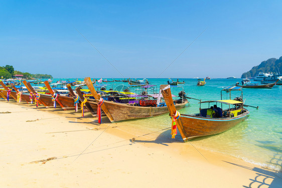 在PhiPhi玛雅海滩有蓝色绿宝石海水普吉岛夏季在Phuket岛游假旅行泰国安达曼海蓝色天空的旅游景点自然观图片