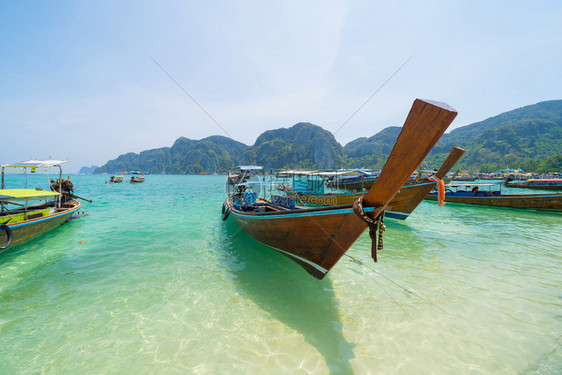 在PhiPhi玛雅海滩有蓝色绿宝石海水普吉岛夏季在Phuket岛游假旅行泰国安达曼海蓝色天空的旅游景点自然观图片