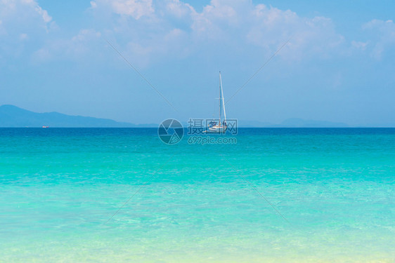 泰国安达曼海AndamanOcean旅游景点与蓝云天空图片