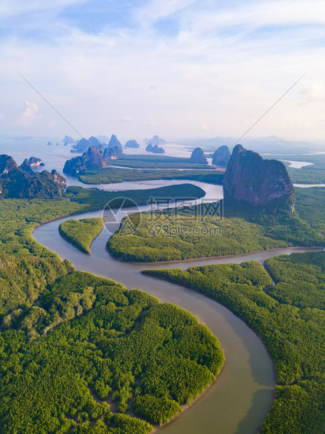 夏季泰国PhangNgaBay与Andaman海在黄昏时的SametNangshe和热带绿林树的空中最佳景象图片