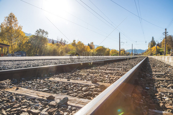 秋天旧废弃铁路的景观温暖光线可持续旅行图片