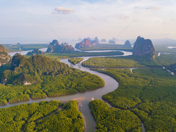 夏季泰国PhangNgaBay与Andaman海在黄昏时的SametNangshe和热带绿林树的空中最佳景象图片