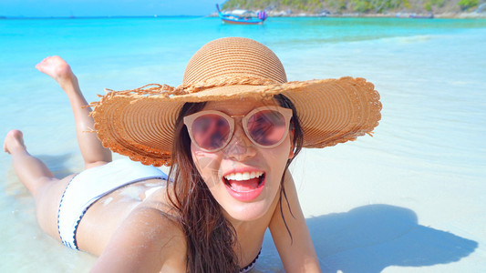 使用手机智能与泰国普吉沙滩的海豚滨社交媒体朋友分享现场VDO图片