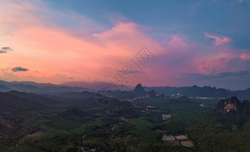 SametNangshe山谷丘以及日落时的热带绿林树空中顶层景象图片