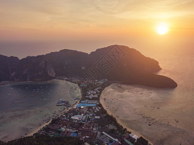 PhiPhi的空中景象玛雅海滩蓝绿的水山丘日落时的热带绿林树和夏季泰国普吉岛的Andaman海图片