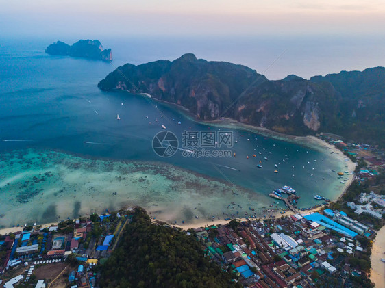 PhiPhi的空中景象玛雅海滩蓝绿的水山丘日落时的热带绿林树和夏季泰国普吉岛的Andaman海图片