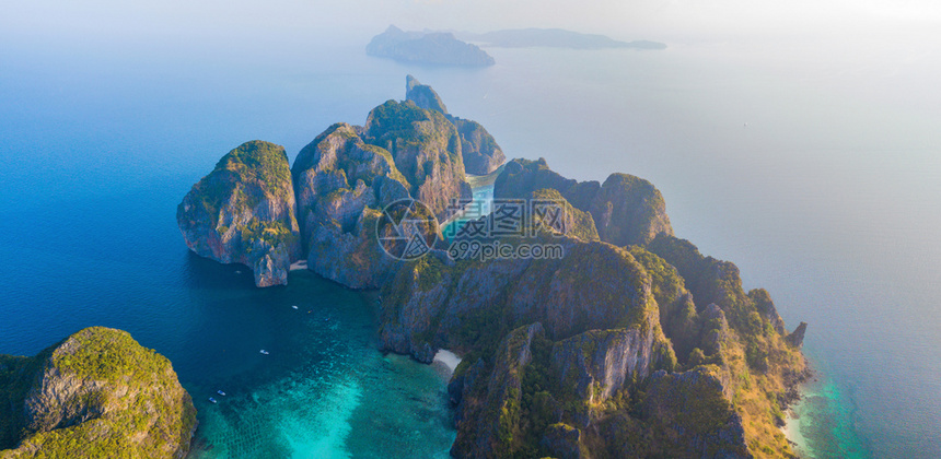 PhiPhi的空中景象玛雅海滩蓝绿的水山丘日落时的热带绿林树和夏季泰国普吉岛的Andaman海图片