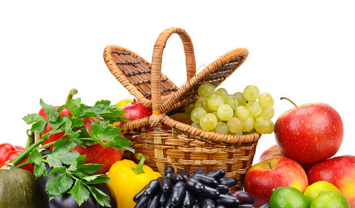 健康成熟的新鲜蔬菜和水果在孤立于白色背景的篮子中图片