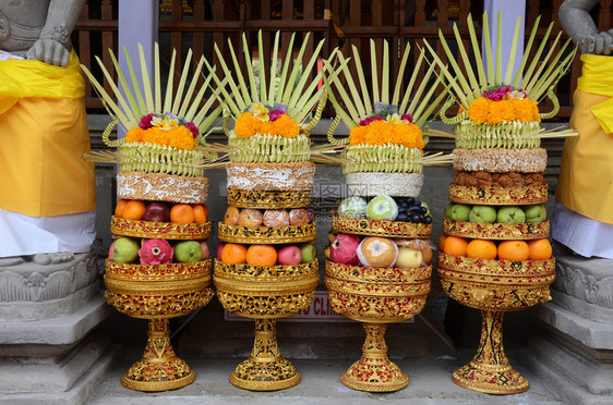 向印度尼西亚巴厘TirtaEmpul寺的神灵献祭图片