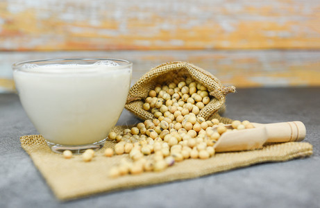 为健康饮食和天然豆蛋白而将大和干在麻袋玻璃中的豆奶用于健康饮食和天然豆蛋白图片