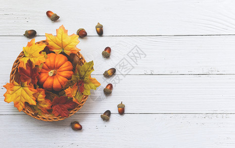 感恩节背景框架秋叶装饰节木制秋桌和木制篮子上南瓜图片