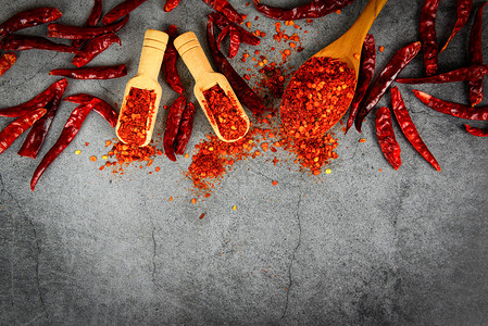 木制勺子香料和干辣椒上和干黑板顶视图上面粉红色热辣椒组图片