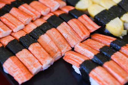 寿司菜单在餐盘日本食品寿司螃蟹与诺伊卷放在餐厅的盘日本食品寿司蟹图片