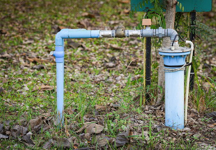 地下水井有pvc管道和系统在绿色草原上用电深井下水泵图片