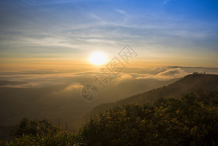 风景背美丽的色清晨日出雾覆盖山峰和多彩的天空图片