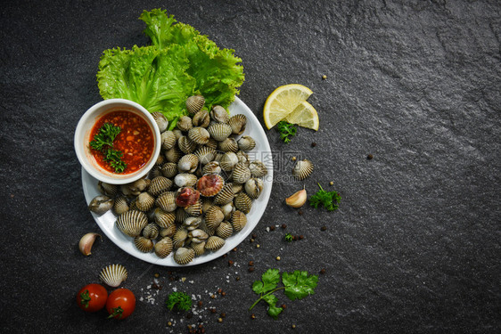 海鱼产食品板新鲜的生海洋美食晚餐和深底的草药香料图片