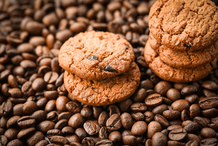 巧克力饼干咖啡豆烤熟背景图片