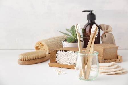 生态友好型浴室配件牙刷可再使用的棉花构成除虫垫玻璃容器中的除尘天然刷子手工肥皂竹耳棒图片