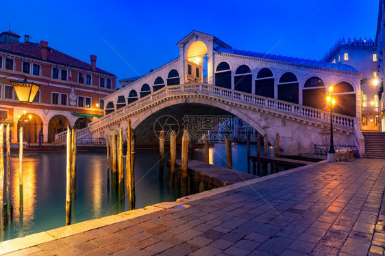 著名的RialtoBridge或PontediRialto在意大利威尼斯运河上空晚蓝色时段意大利威尼斯图片