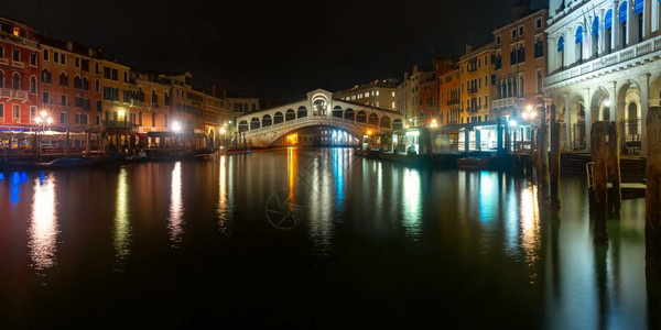 大运河全景和著名的Rialto大桥或意利威尼斯的PontediRialto深夜意大利威尼斯Rialto大桥图片