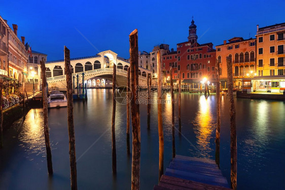 著名的RialtoBridge或PontediRialto在意大利威尼斯运河上空晚蓝色时段意大利威尼斯图片