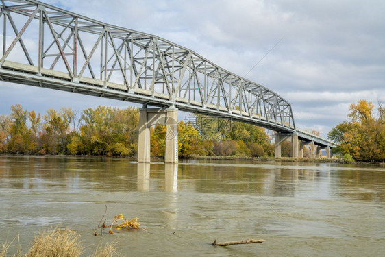 193年建造的布朗维尔大桥是密苏里河上一条Truss桥位于美国内布拉斯加马哈县136号公路上到密苏里州阿奇森县内布拉斯加朗维尔跌图片