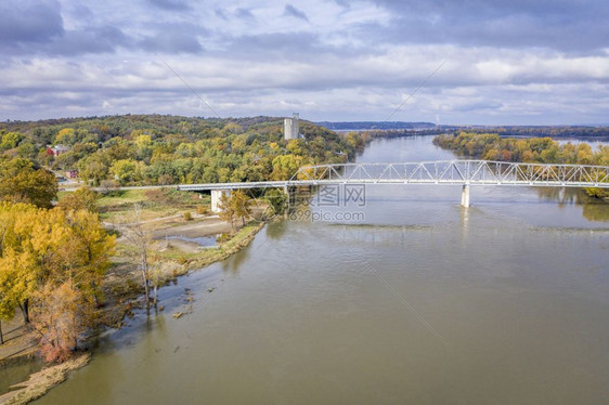 193年建造的布朗维尔大桥是位于密苏里河的一条Truss桥位于美国内布拉斯加马哈县136号公路上至密苏里州阿奇森县内布拉斯加朗维图片