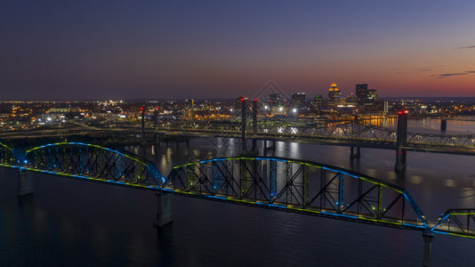 在肯塔基州卢斯维尔附近日出前多彩的光亮击中了四大桥图片
