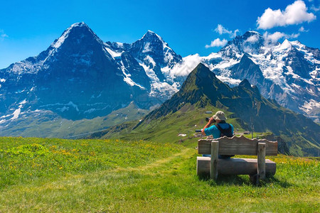 摄影师旅行者从曼利钦山的视角拍摄高谷的照片瑞士伯尔尼斯奥兰图片
