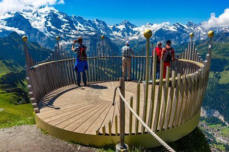 在瑞士阿尔卑斯山的曼尼钦顶对艾格尔蒙奇以及瑞士伯尔尼斯奥兰山BerneseOberlandSwitzerland的林弗劳山观测点图片