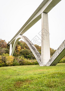 富兰克林附近NatchezTraceParkway的Natchez双拱桥TN秋天风景图片