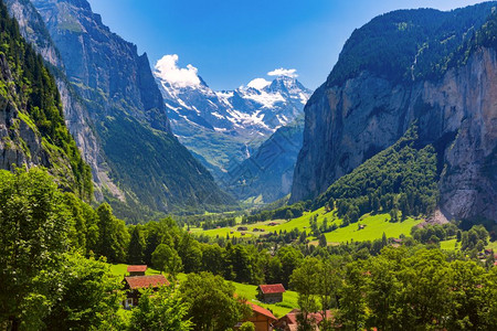 Lauterbrunnen山谷瀑布和Lauterbrunnen墙瑞士阿尔卑斯山EigerMonch和Jungfrau山背景情况L图片