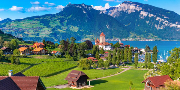 日落时瑞士伯尔尼州图恩湖岸边斯皮兹教堂和城堡的空中全景瑞士斯皮兹教堂和城堡瑞士斯皮兹教堂和城堡图片
