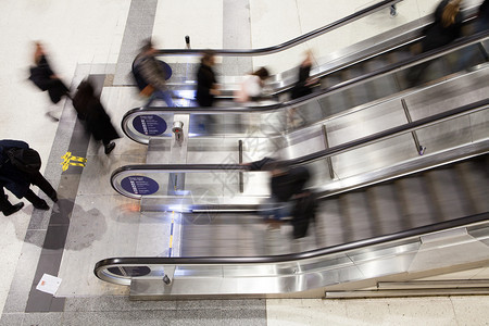 英国伦敦拉什时点火车站的扶梯上行走图片