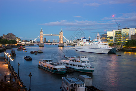 大塔桥夜幕黄昏伦敦英国伦敦图片