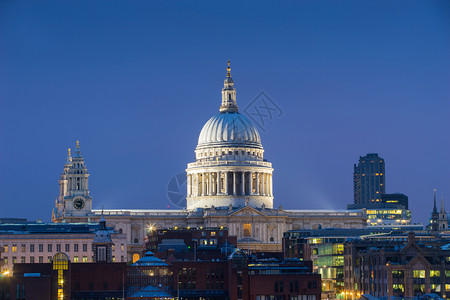 伦敦圣保罗和千年桥高清图片