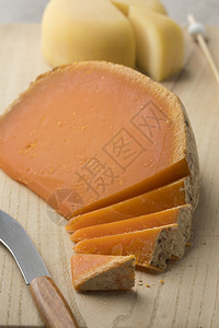 法国米莫莱特乳酪切成碎片在一个切割板上图片