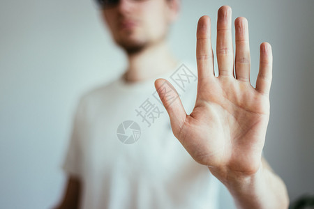 禁止入市举起手来背景