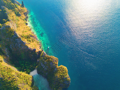 PhiPhi的空中景象玛雅海滩蓝绿的水山丘日落时的热带绿林树和夏季泰国普吉岛的Andaman海图片