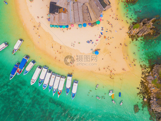 一个小岛KohKhai海滩的空中景象那里有人群游客蓝色绿的海水和安达曼夏季在泰国普吉岛旅行自然景观图片