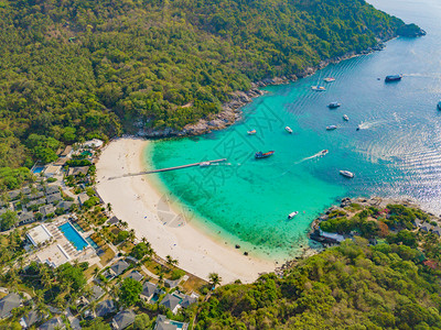 夏季在泰国普吉岛游览时以蓝绿的海水山丘热带绿林树和安达曼海对巴东滩的空中景象图片