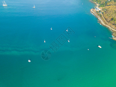 东澳岛夏季在泰国普吉岛游览时以蓝绿的海水山丘热带绿林树和安达曼海对巴东滩的空中景象背景